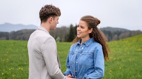 Ana (Soluna-Delta Kokol, r.) und Philipp (Robin Schick, l.) überlegen, wer ihre Trauzeugen werden sollen.