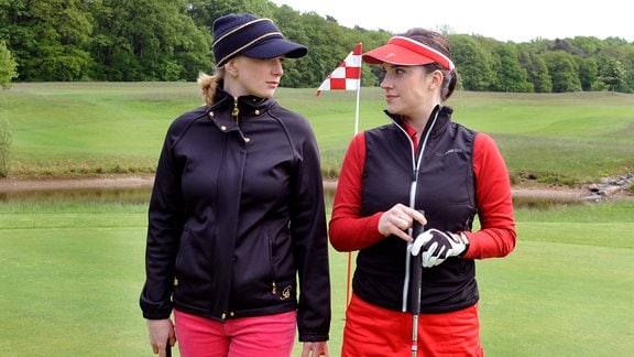 Bente (Nela Schmitz, l.) erzählt ihrer Freundin Charlene (Stefanie Poljakoff, r.) von Mick.