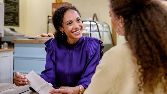 Nicole (Dionne Wudu, vorne) freut sch über die Hochzeitseinladung ihrer Tochter Ana (Soluna-Delta Kokol, hinten).