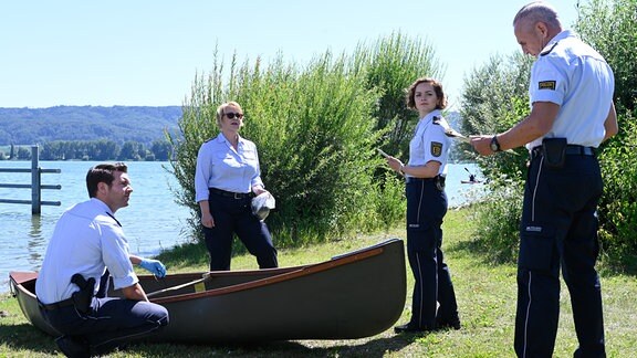 Julia Demmler (Wendy Güntensperger, 2.v.r.) und Paul Schott (Tim Wilde, r.) teilen ihren Kollegen Nele Fehrenbach (Floriane Daniel, 2.v.l.) und Jakob Frings (Max König, l.) erste Ermittlungsergebnisse zu dem toten Ornithologen mit.