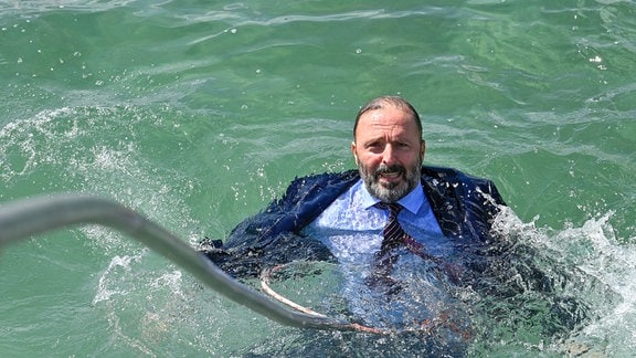 Politiker Götz Eberlein (Robert Schupp) wurde ins Wasser geschubst.