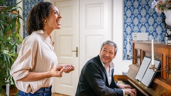 Für Nicole (Dionne Wudu, l., mit Dieter Bach, r.) ist Singen weit mehr als nur ein Hobby.