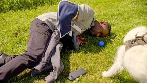 Hendrik (Jerry Kwarteng) bricht während eines Spaziergangs mit Betty bewusstlos zusammen.