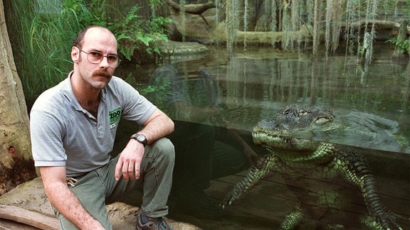 Jedes Jahr zur Saisoneröffnung putzt sich der Zoo heraus. Große Reinigungsaktionen sind angesagt. Im Terrarium zum Beispiel steigt Pfleger Maik Wenzel selbst zu den Alligatoren ins Becken.