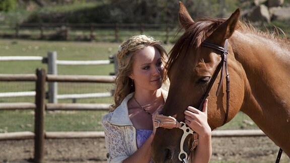 Dani (Danielle Chuchran) streichelt das Pferd "Little Annie" am Kopf. Sie ist von der Stute begeistert.