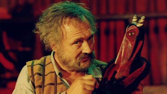 Hans Röckle (Rolf Hoppe) beim Puppenspielen mit einer Teufelsfigur