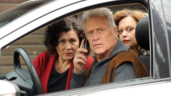 Rosa Schätzlein (Eva Mattes), Frido Schulz (Robert Atzorn) und Almut Fischer (Edda Leesch, re.)  sitzen im Auto.