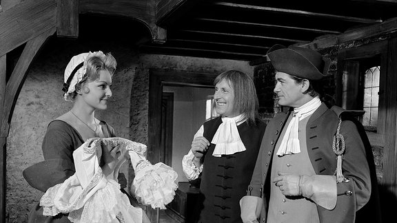 Henri de Lagardere (Jean Marais, r.) und Passepoil (Bourvil, M.) stehen dem Mädchen Aurore (Sabine Sesselmann)  gegenüber.