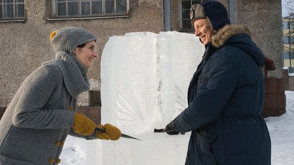 Rosina (Johanna af Schultén) und ihr Freund der Polizist Ulpukka (Jaakko Saariluoma) formen zusammen eine Eisfigur.