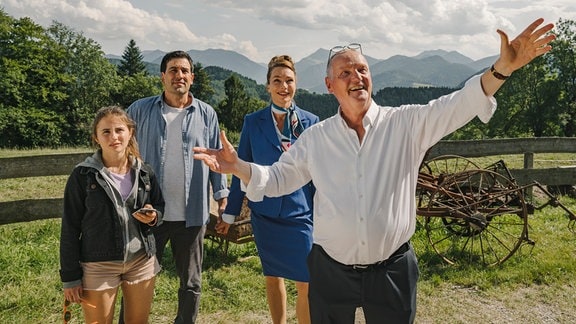 Sophie (Aglaia Szyszkowitz), Ehemann Philippe (Francois Smésny) und Tochter Leonie (Alina Abgarjan) kaufen von Ludwig Fuchsbichler (Christian Hoening, re.) einen alten Hof.