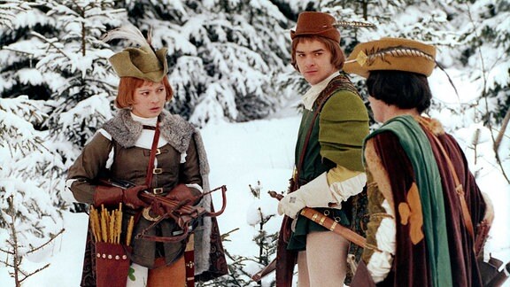 Als Jäger verkleidet, schießt Aschenbrödel (Libuse Safránková) mit dem Prinzen (Pavel Trávnícek, rechts) um die Wette.