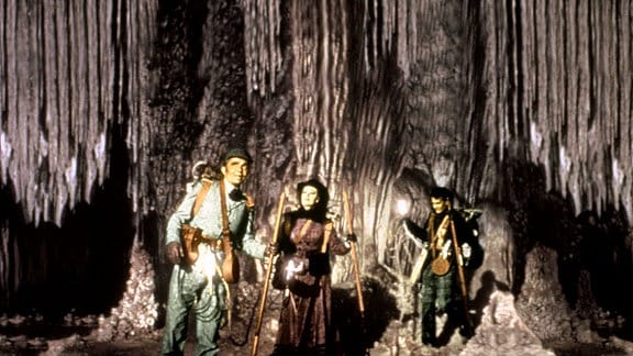 Professor Oliver Lindenbrook (James Mason, links) und sein Student Alec McEwen (Pat Boone, rechts) begeben sich gemeinsam mit Carla Goetaborg (Arlene Dahl) auf eine abenteuerliche Expedition ins Innere der Erde.