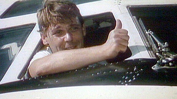 Walter Plathe in der Rolle als Paul Mittelstedt blickt aus dem Cockpit eines Flugzeuges. 