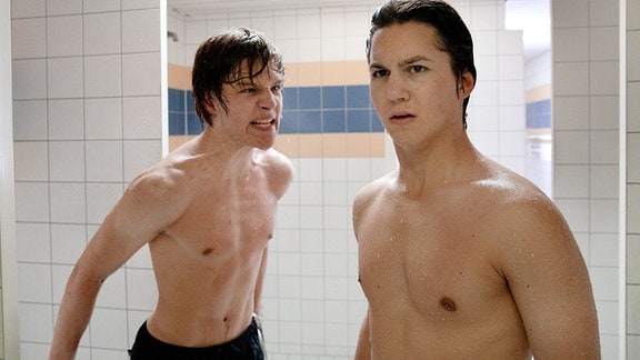 In der Dusche des Schwimmbads kommt es zwischen Daniel Reimers (Tim Oliver Schultz, rechts) und Patrick Funke (Daniel Axt, links) zum heftigen Streit.
