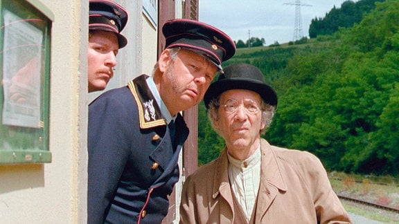 Alfons (Fritz Roth, Mitte) und Milosz (Georg Tryphon, li.) blicken aus ihrem Bahngebäude.