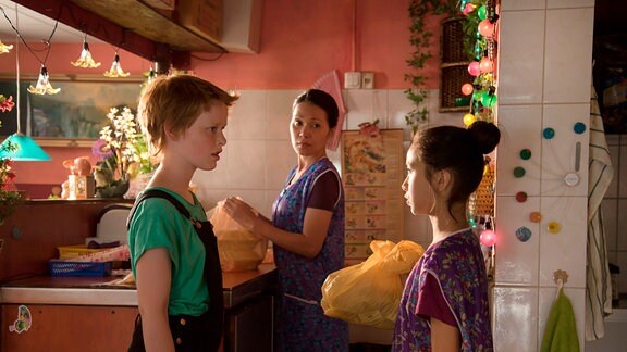 Pauline entdeckt die Glückskekse - Pauline (Lisa Wihstutz, li.), Thao (Y Nhung Dinh), Linh (Lynn Dortschack, re.)