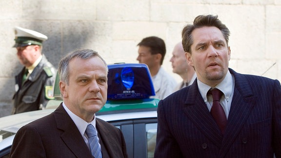 Bankdirektor Maus (Bernhard Schütz, links) hat seinen Anwalt (Tobias J. Lehmann, rechts) eingeschaltet.