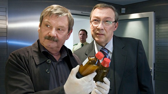 Hauptkommisar Schneider (Wolfgang Winkler, links) und Hauptkommissar Schmücke (Jaecki Schwarz, rechts) finden Beweise.