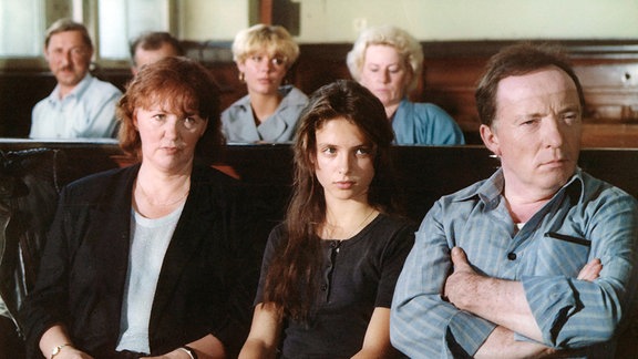 Barbara Behrends (Julia Brendler, Mitte vorn) Eltern (Heide Kipp, Peter Sodann) haben Georg Kalisch angezeigt und verfolgen das Verfahren im Gerichtssaal.