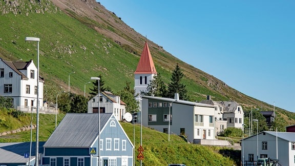 Ein kleines, abgeschiedenes Dorf in Island.