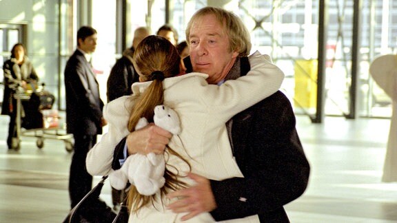 Julia Weimann (Arzu Bazman) wird von ihrem Vater Julius Weimann (Ulrich Pleitgen) auf dem Flughafen empfangen.