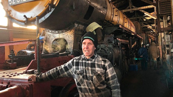 Enrico Forker hat sich als 10-jähriges Kind in eine Dampflock verliebt. Erst 27 Jahre später, nach langer Suche, bekommt er seine Dampflock mit der Nummer 52 81 20. Und er bekommt gleich noch ein ganzes Bahnbetriebswerk mit knapp 100 Lokomotiven dazu…...