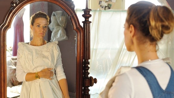 Rosa (Alexandra Neldel) steht nachdenklich vor dem Spiegel. Mitten in den Vorbereitungen zur Eröffnung ihrer Hochzeitsagentur, erinnert sie sich daran, dass sie Sam drei mal vor dem Altar stehen gelassen hat.