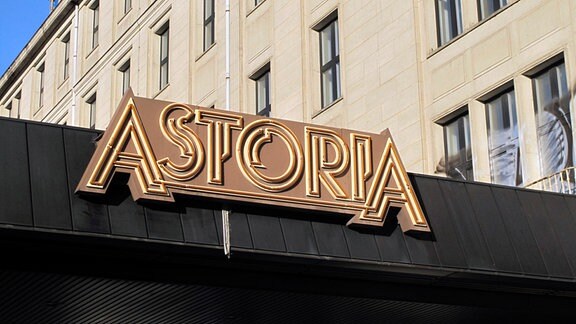 Schriftzug "Astoria" über dem Haupteingang. 