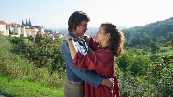 Gregor (Peter Schneider) und Elke (Katharina Wackernagel) verliebt in Prag.