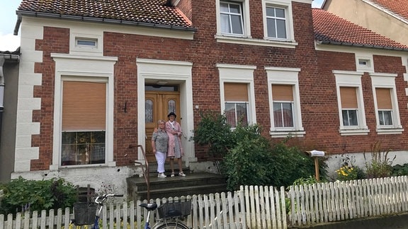 Annedore Knaack und Ina Schwarz vor ihrem Elternhaus in Blandikow, Heiligengrabe. Nachdem ihre Mutter im Sommer 2019 verstarb, haben die Schwestern das große Haus nach und nach beräumt. Inzwischen steht es zum Verkauf.