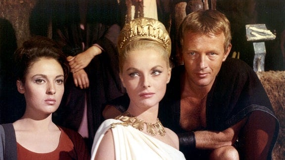 Curtius (Jacques Sernas) hat ein Auge auf Julia (Virna Lisi, Mitte), die Tochter des Sabiner-Königs Tatius geworfen, die von ihrer Dienerin Estias (José Greci) begleitet wird.