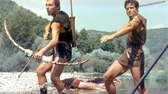 Celere (Gianni Musi, links) und Romulus (Steve Reeves) liefern sich einen Kampf mit den Sabinern.