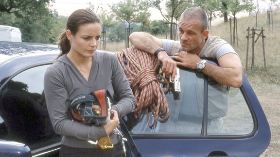 Mit Waffengewalt zwingt Fred Kaminski (Thomas Anzenhofer) Lisa Marten (Elisabeth Lanz), ihn zum Staufer-Schatz zu führen.