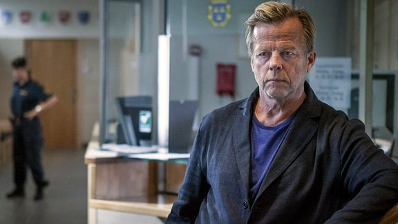  Nach seiner Suspendierung kehrt Wallander (Krister Henriksson) in den Polizeidienst zurück.