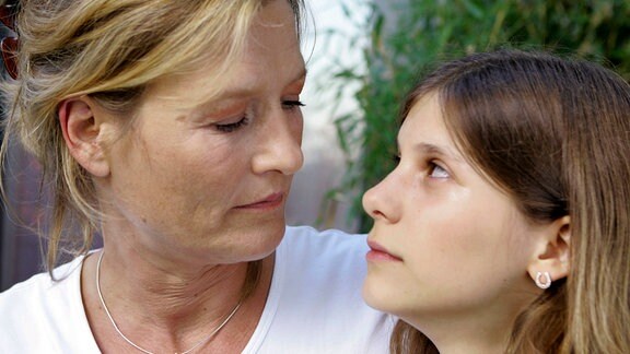 Katharina (Suzanne von Borsody, li.) kümmert sich um ihre Nichte Lara (Lara Schneider), die ihre Eltern durch einen tragischen Unfall verloren hat.