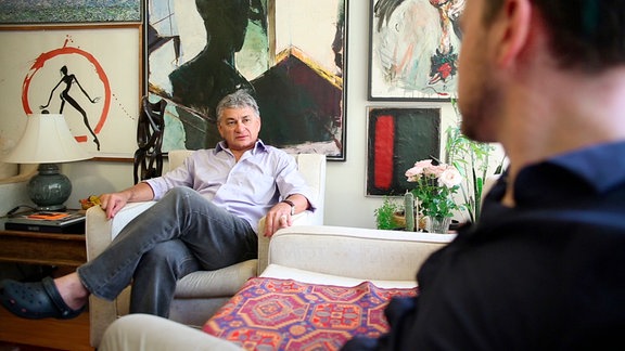 Sammler Chagas Freitas in seiner Wohnung in Brasilia im Gespräch mit Regisseur Tom Ehrhardt