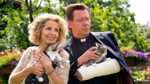 Pfarrer Jens Steffensen (Jan Fedder) muss sich um die kleinen Kätzchen von Sophie Strohmayr (Michaela May) kümmern.