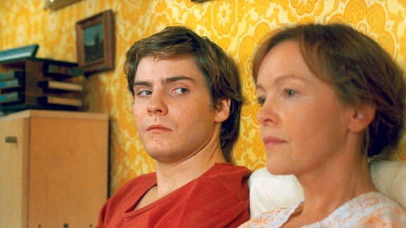 Alex (Daniel Brühl) mit seiner Mutter Christiane (Katrin Saß), die aus dem Koma wieder erwacht ist und noch nichts von dem Ende der DDR ahnt.