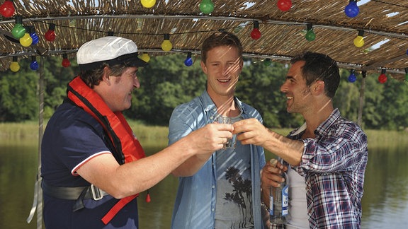 Henner (Stephan Szász), Simon (Gabriel Merz) und Finke (Golo Euler) haben nicht nur Spaß miteinander, sie werden auf dem Hausboot auch zu echten Freunden.