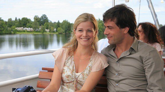 Marie (Mira Bartuschek) unternimmt mit dem Fotografen Niklas (Kai Schumann) eine Bootsfahrt.