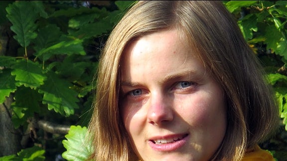 Die erste sorbische Pfarrerin Jadwiga Malink lächelt in die Herbstsonne
