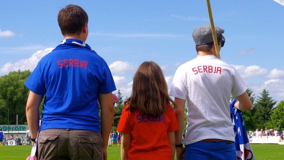 drei Sorbische Fans mit Sorben-Schriftzug auf dem Rücken