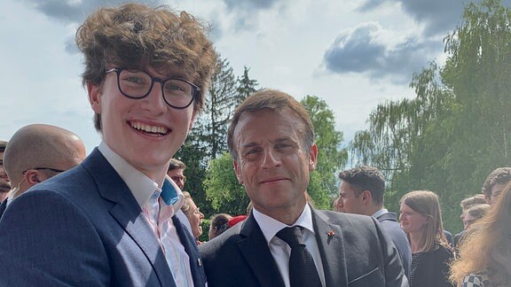 Gymnasiast Filip Budar mit E. Macron in Moritzburg