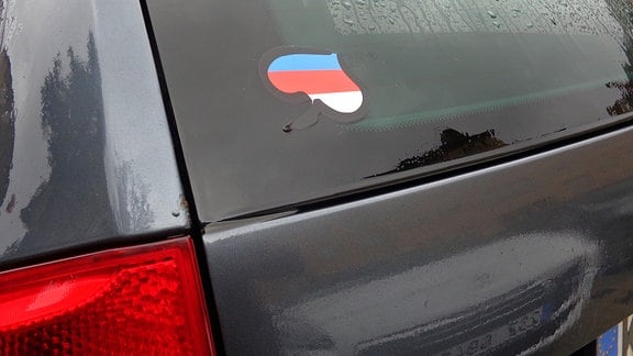 Die sorbischen Farben in der Form eines Lindesblattes als Aufkleber auf einem Auto