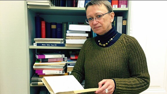 Wissenschaftlerin Wölkowa präsentiert Buch.