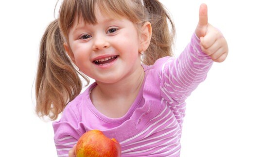 Dundak złote jabłuko (Ein Mädchen mit einem Apfel in der Hand).