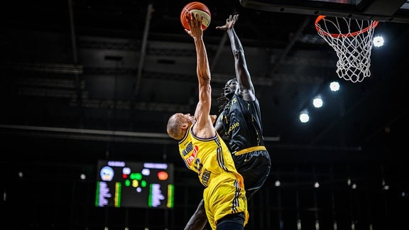 Szene Basketballspiel Alba Berlin gegen NINERS Chemnitz: Louis Olinde (Alba Berlin, No.19) wird von Aher Uguak (Chemnitz, No.01) geblockt.