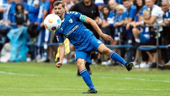 Alexander Nollenberger, 1. FC Magdeburg, am Ball.
