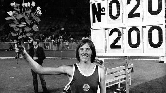 Hochspringerin Rosemarie Ackermann (DDR) nach ihrem 2,00-Meter-Weltrekord beim ISTAF in Berlin (26.8.1977)