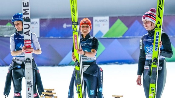 Nordische Ski-WM in Planica: Katharina Althaus (Mi.) gewinnt Springen von der Normalschanze vor Eva Pinkeling (li.) und Anna Odine Stroem